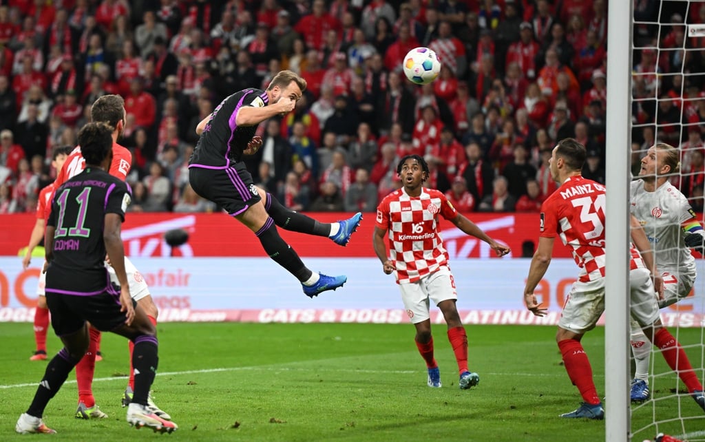 Münchens Harry Kane (M) sorgt mit seinem 2:0 für die Entscheidung.