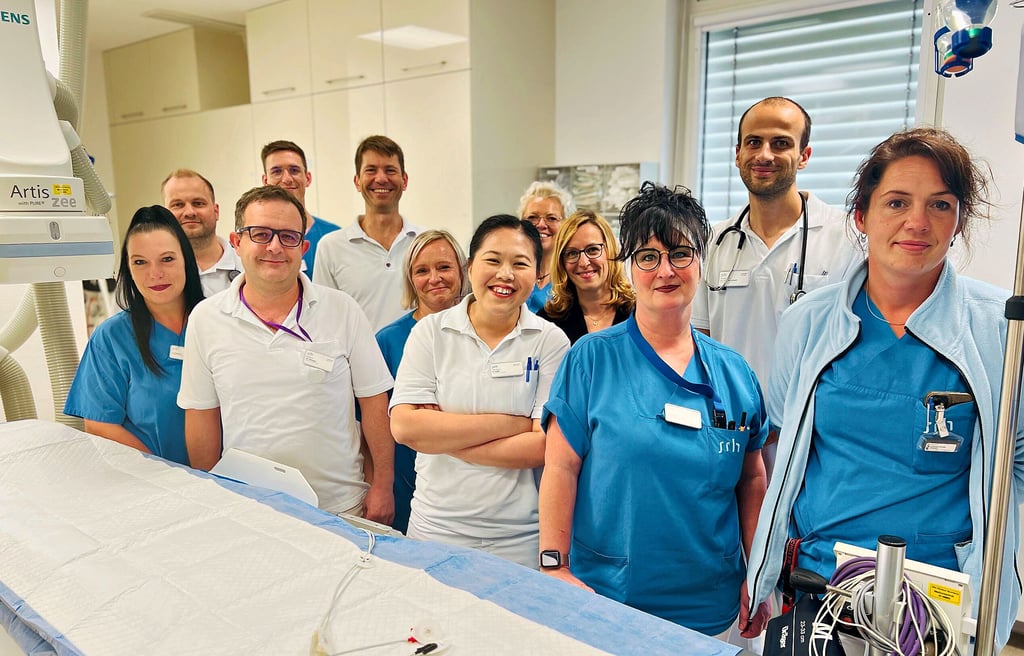 Mit seinem Team der Klinik für Kardiologie kümmert sich Chefarzt Stefan Richter (hinten 3.v.l.) im SRH Klinikum Naumburg um herzkranke Menschen.