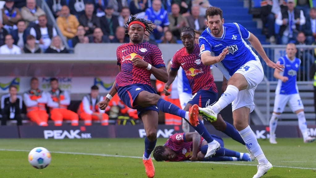 Wilde Partie: Mohamed Simakan gegen Luca Pfeiffer.