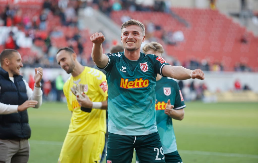 Elias Huth feiert den Sieg in Halle.