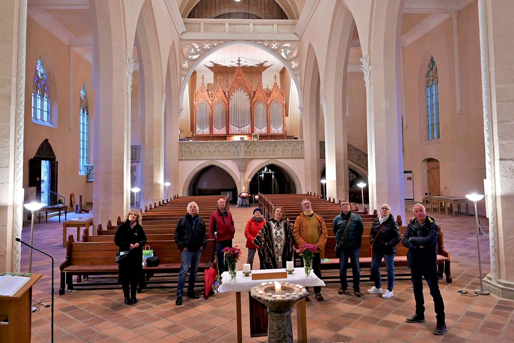 Pfarrer Johannes Lewek (4. von rechts) führte die Besucher durch die Marienkirche. Im Hintergrund ist die Röver-Orgel zu sehen.