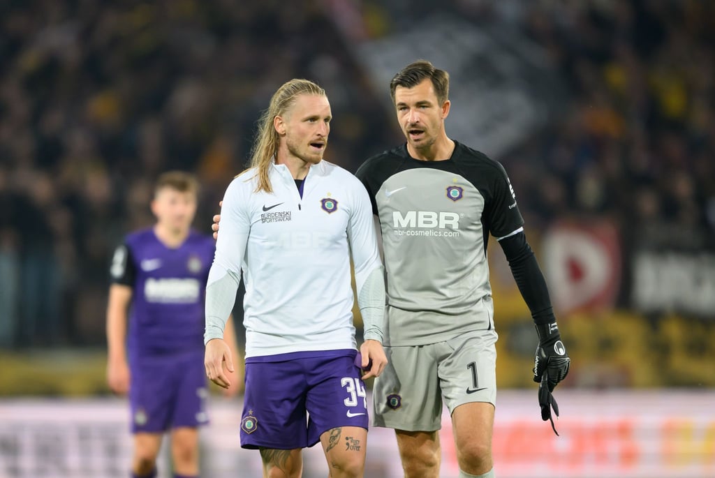 Aues Marvin Stefaniak (l) und Torwart Martin Männel enttäuscht nach der Niederlage.