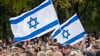 Teilnehmer der Kundgebung „Aufstehen gegen Terror, Hass und Antisemitismus – in Solidarität und Mitgefühl mit Israel“ vor dem Brandenburger Tor in Berlin.