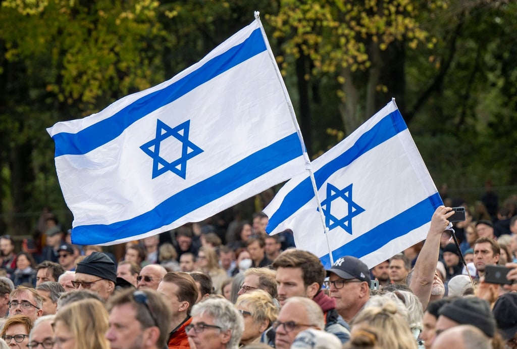 Teilnehmer der Kundgebung „Aufstehen gegen Terror, Hass und Antisemitismus – in Solidarität und Mitgefühl mit Israel“ vor dem Brandenburger Tor in Berlin.