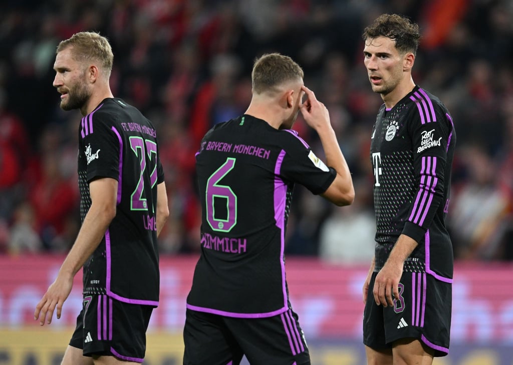 Torschütze Leon Goretzka (r) im Austausch mit Joshua Kimmich (M) und Konrad Laimer.
