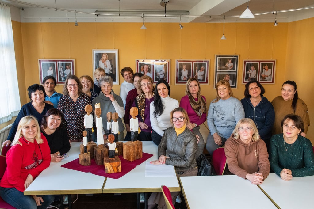 Projektleiterin Maria Sill-Cepus (5.v.l.) mit Teilnehmerinnen des Integrationsprojekts „Frauen stärken“ in der Naumburger Familienbildungsstätte, im Zuge dessen eine Fotoausstellung zum Thema Würde entstanden ist.