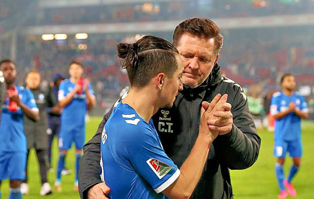 Tröstete Baris Atik (l.): FCM-Cheftrainer Christian Titz.
