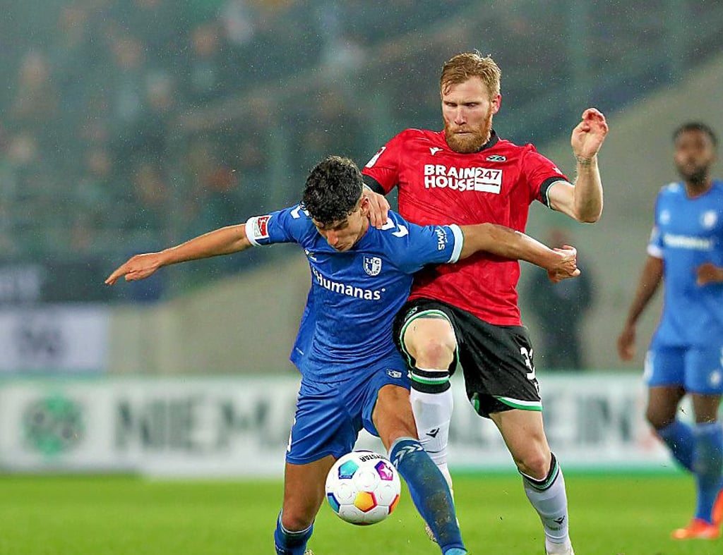Unglücklicher Abend für Daniel Elfadli (l.), hier gegen Andreas Voglsammer.