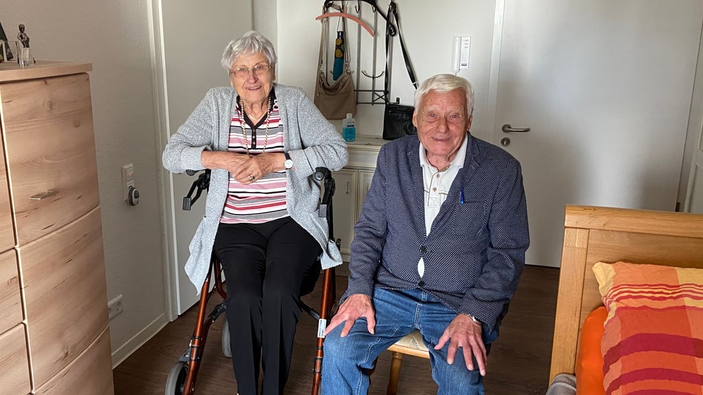 Rita Riemann und Volker Theuss leben gemeinsam in einer Senioren-Wohngemeinschaft in Magdeburg.