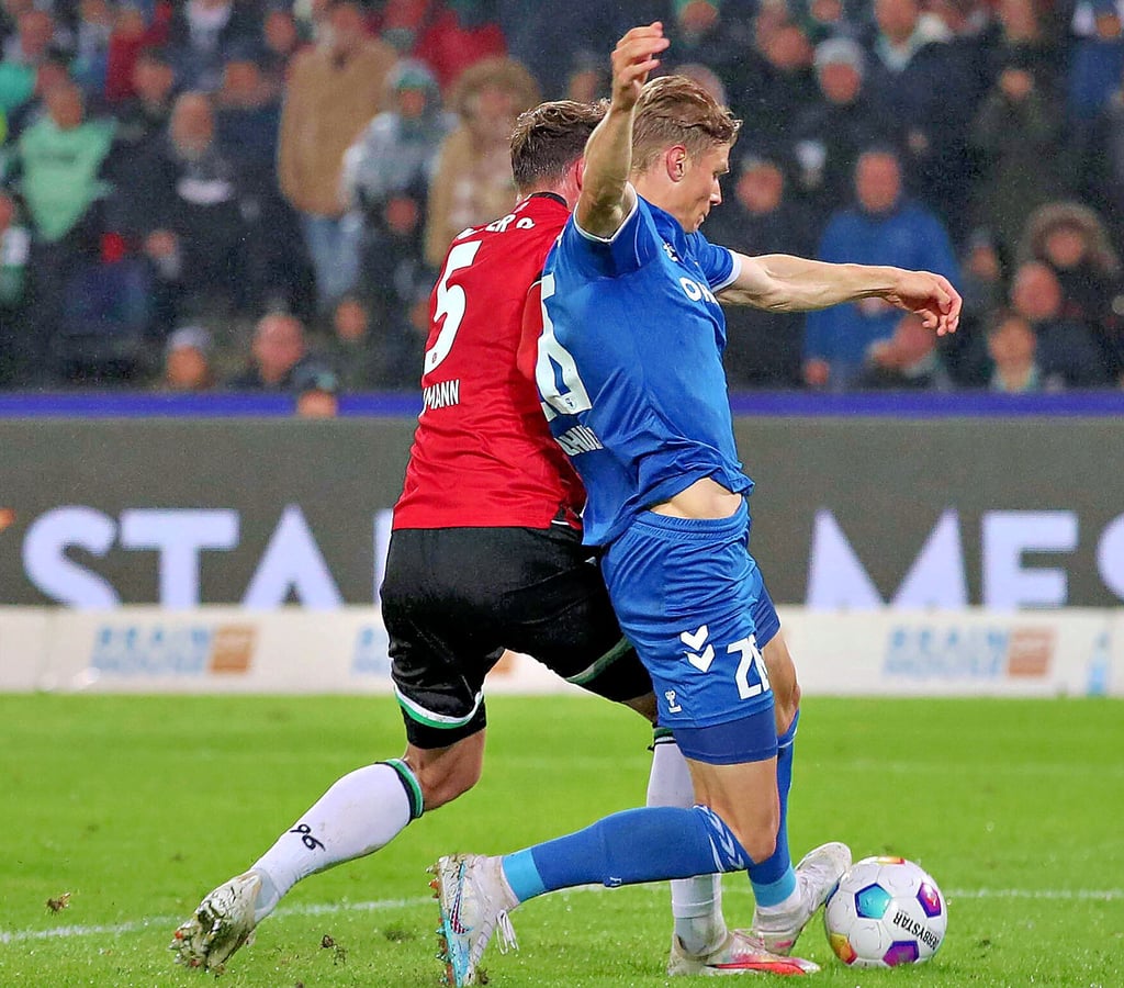 Hannovers Phil Neumann (l.) stößt hier im Strafraum Luca Schuler vom FCM. Der Elfmeterpfiff blieb allerdings aus.