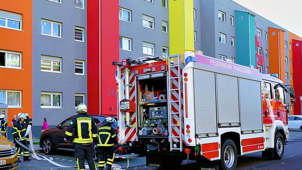 Die Retter beim Einsatz in der Wanzleber Goethestraße.