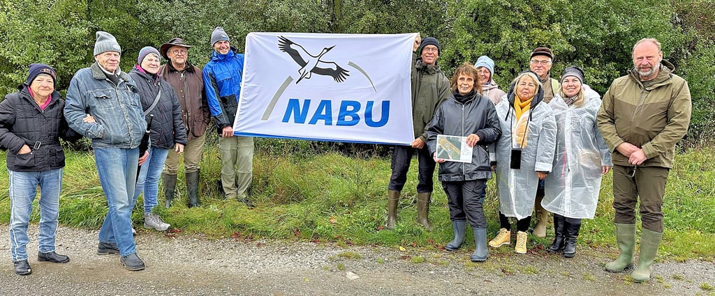 Der Naturschutzbund (Nabu) hatte Freitagnachmittag trotz des schlechten Wetters zu einer Führung durch das Naturschutzgebiet „Salzstelle" am Ortsrand von Hecklingen eingeladen.