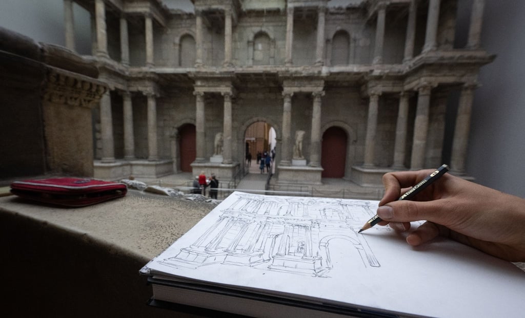 Architekturstudentin Sina zeichnet im Pergamonmuseum das Markttor von Milet.
