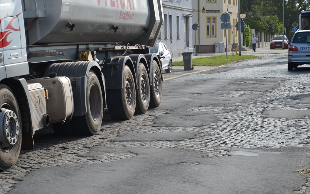 Weil etliche Straßen in Staßfurt repariert werden müssen, wird man weiterhin auf Baustellen treffen.