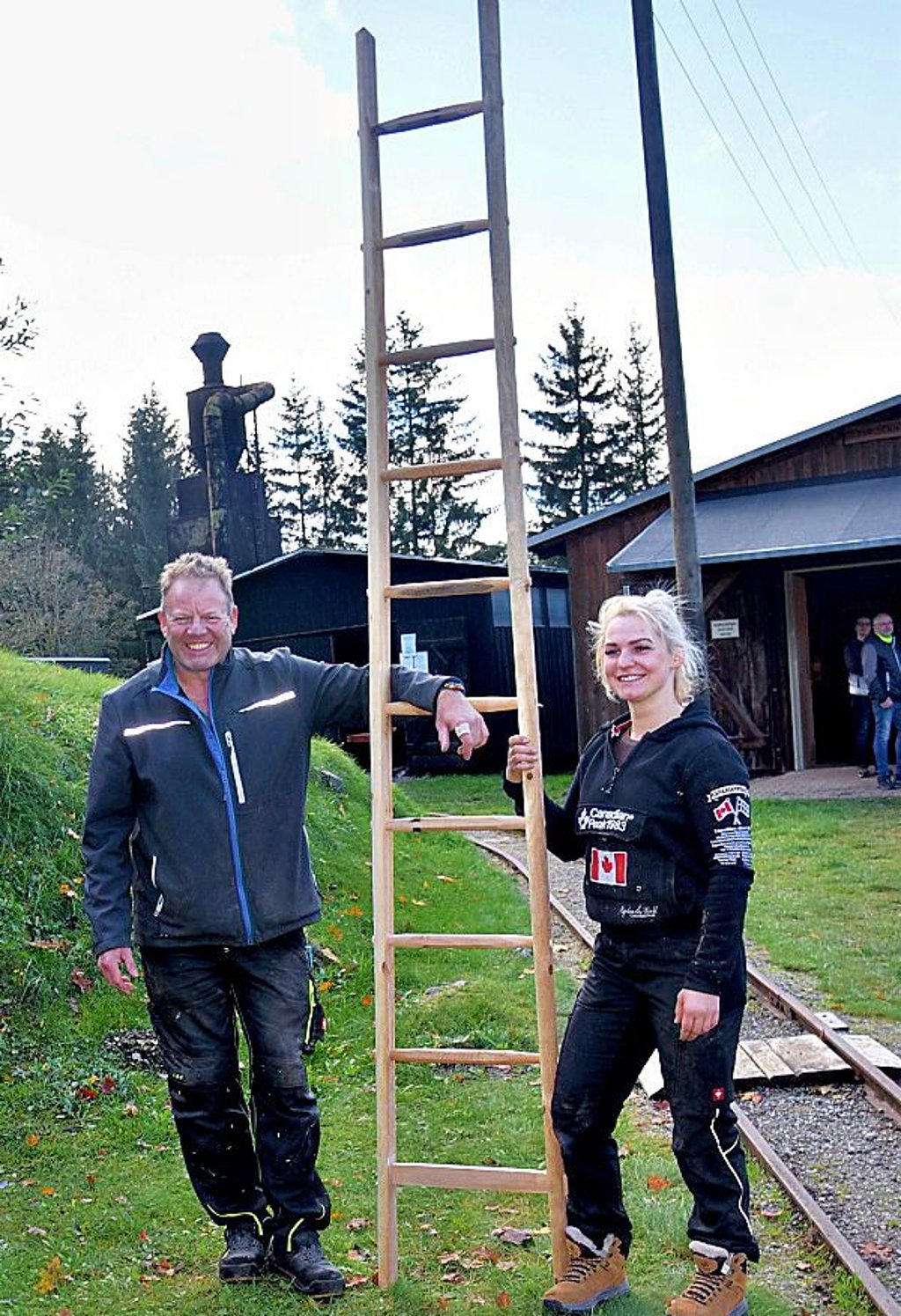 Peter Ehrt und Stephanie Sommer präsentieren stolz die erste neue Holzleiter aus Elbingerode.