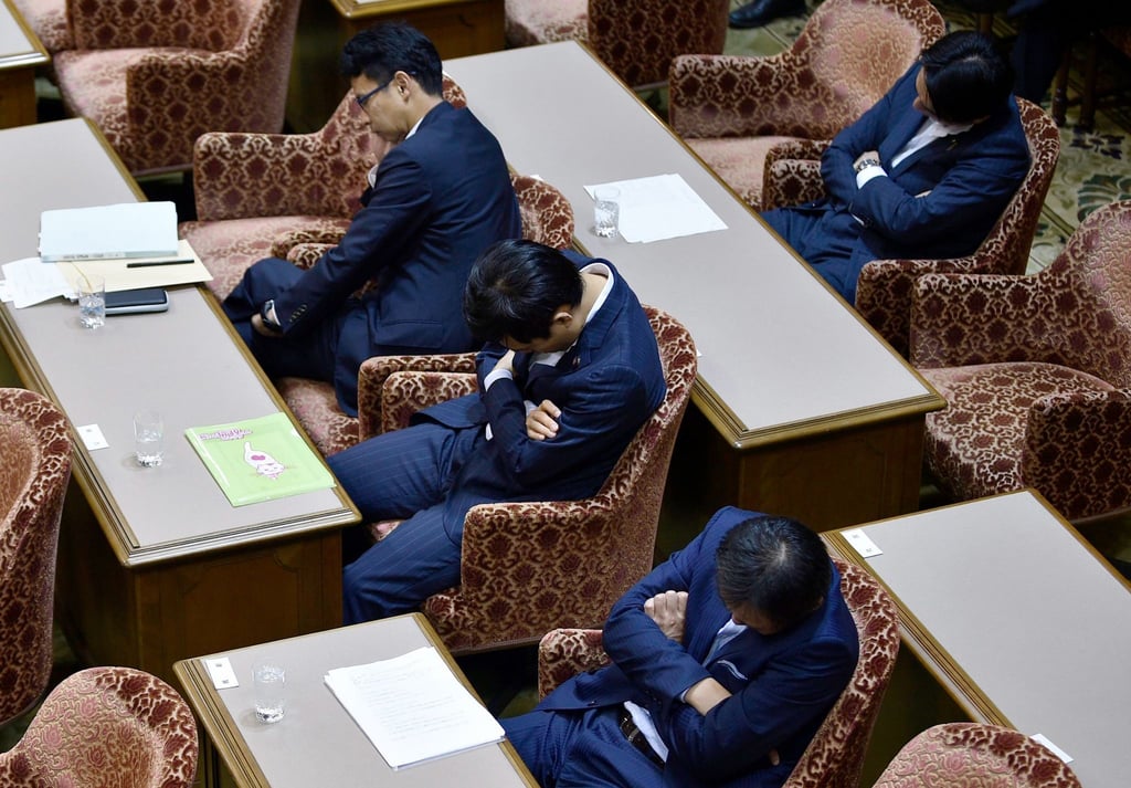 Abgeordnete schlafen während einer Unterbrechung einer Sitzung des Oberhauses in Tokio.