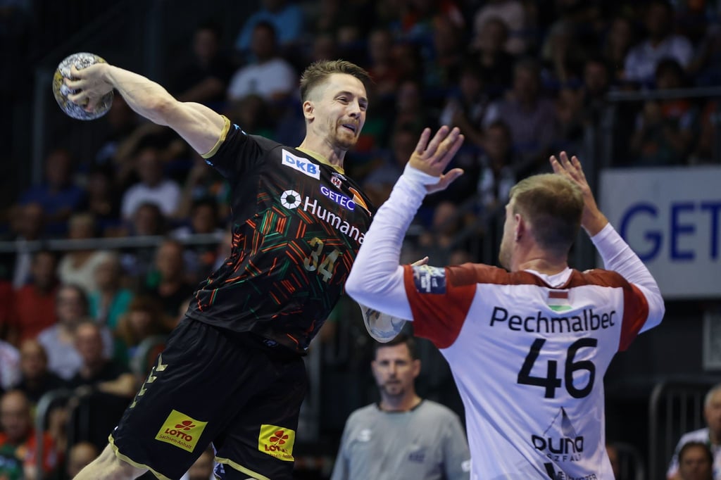 Der Magdeburger Michael Damgaard (l) spielt gegen Veszprems Dragan Pechmalbec.