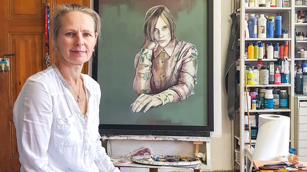 Katrin Zickler im Atelier vor einem Bild aus der Reihe „Haltlos“