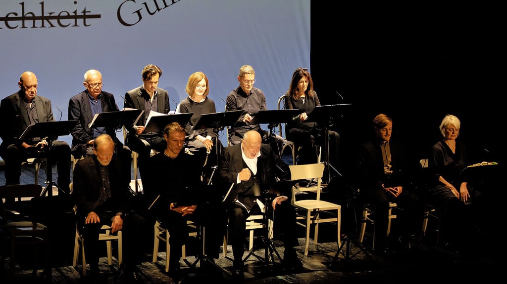 Eine Bühne für Büchner: Das Bad Lauchstädter Festspiel-Ensemble um Thomas Thieme (vorn, 3. von links), der die Rolle des Danton spricht. Oben von links: Hans-Martin Stier, Christian Grashof, Jakob Walser, Barbara Schnitzler, Udo Schenk und Tatja Seibt. Unten von links: Bernt Hahn, Markus Gertken, Thomas Thieme, Stefan Hartmann und Julia von Sell. Nicht mit im Bild dieser Szene: Sven Eric Bechtolf in der Rolle des Robespierre und Tatja Seibt.