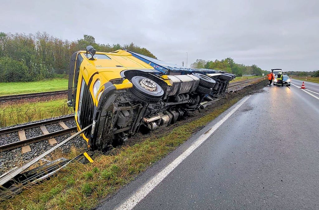 Am Freitagabend war ein LKW-Fahrer in der Nähe der Zuckerfabrik von der Fahrbahn abgekommen. Der Laster kippte auf die Gleise.