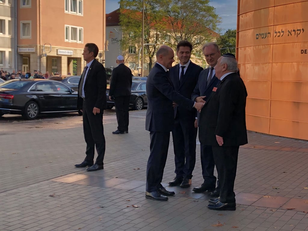 Dessau am Sonntagvormittag: Gemeindevorsteher Alexander Wassermann, Ministerpräsident Reiner Haseloff und der Oberbürgermeister von Dessau-Roßlau, Robert Reck, begrüßen Bundeskanzler Olaf Scholz (v. re.).