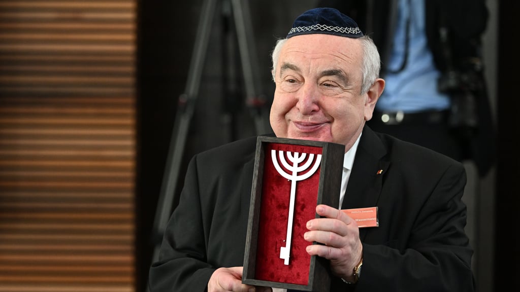 Stolzer Hausherr der neuen Synagoge in Dessau: Gemeindevorsteher Alexander Wassermann mit dem symbolischen Schlüssel für die Synagoge in Form einer Menora, eines siebenarmigen Leuchters