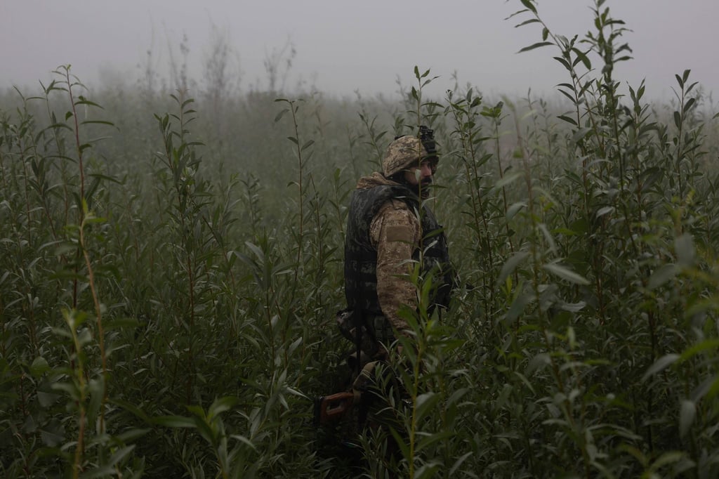 Ein ukrainischer Marinesoldat geht durch ein Gelände an der Frontlinie nahe des Flusses Dnepr.