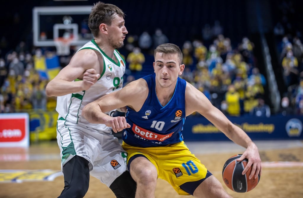 Edgaras Ulanovas von Zalgiris Kaunas kämpft gegen Albas Tim Schneider (r) um den Ball.