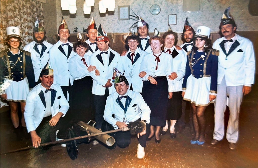 Einige der Mitglieder des Vereins im Jahr 1987: Seinerzeit waren Kellnerjacken in Vereinsuniformen umfunktioniert worden, und die Faschingskappen waren selbst gebastelt.