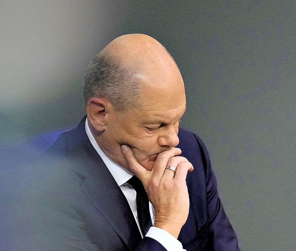 Ein nachdenklicher Kanzler verfolgt am vergangenen Donnerstag die Debatte im Bundestag.