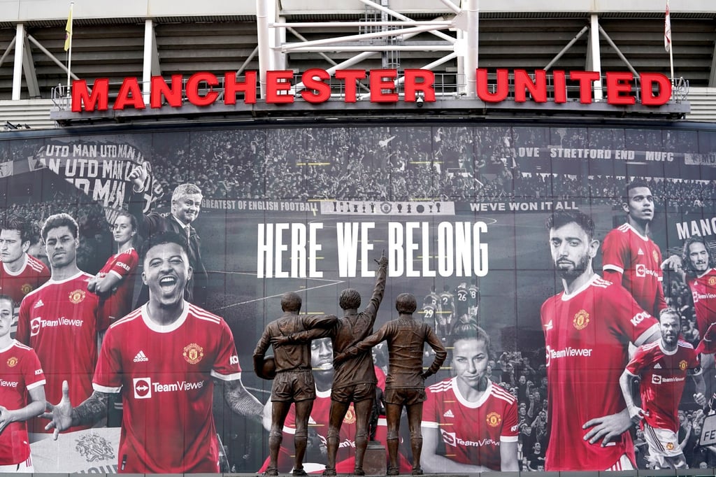 Vor dem Stadion Old Trafford stehen Statuen der ehemaligen Manchester-United-Spieler George Best, Denis Law und Sir Bobby Charlton.