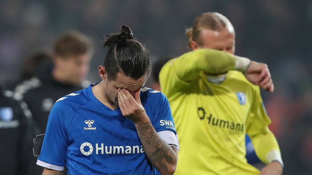 Baris Atik (l.) und Dominik Reimann vom 1. FC Magdeburg nach der Niederlage gegen Hannover 96.