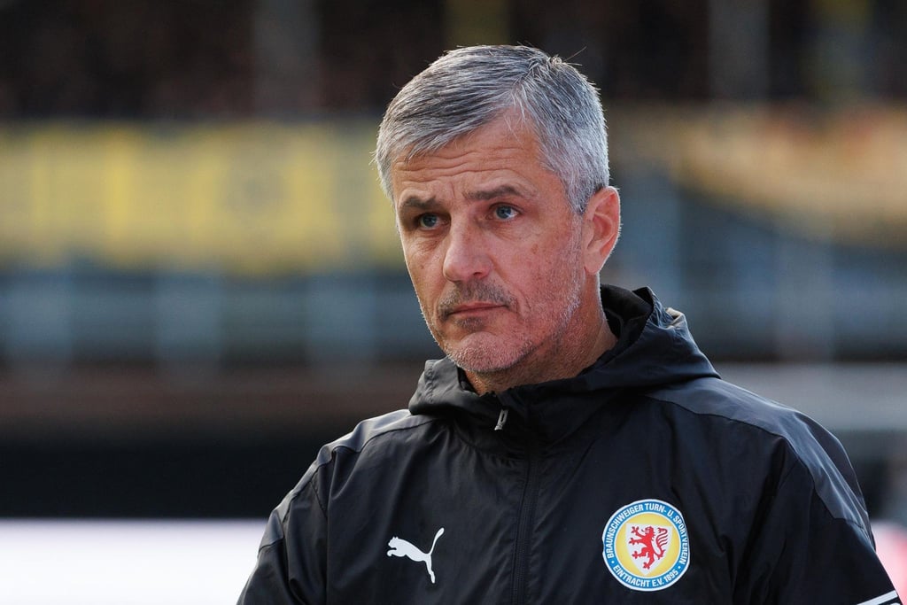 Braunschweigs bisheriger Trainer Jens Härtel vor einem Spiel.