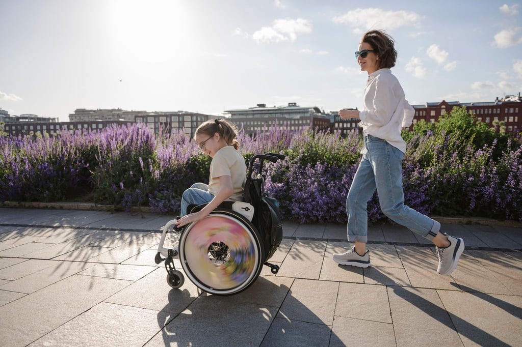 Adaptive Mode soll sich verschiedenen Lebenssituationen anpassen: Dazu gehört auch, dass Kleidungsstücke beim selbstständigen Anschieben eines Rollstuhls nicht stören.