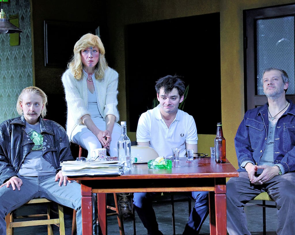 Szene aus „Nebenan“ mit Carmen Steinert, Bettina Schneider, Anton Andreew und Nico Link.