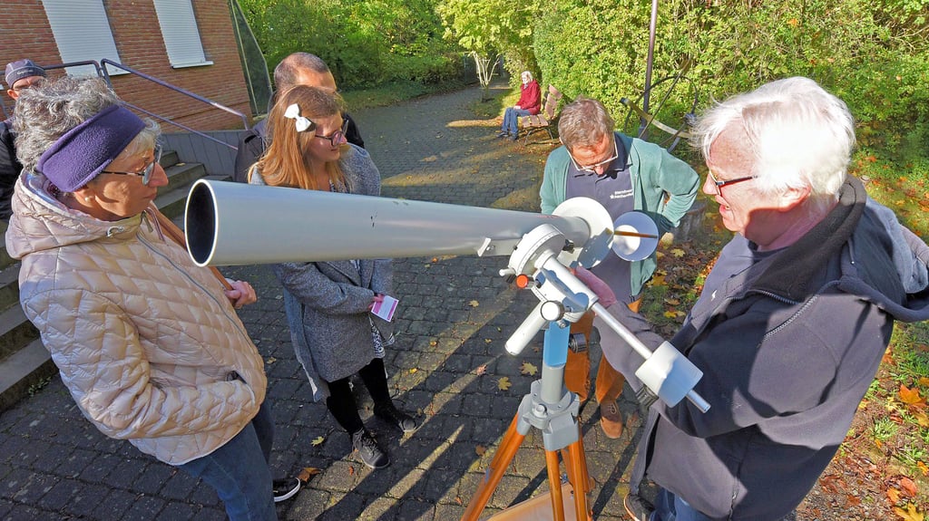 Die Sternfreunde verdeutlichen anlässlich des Planetariums-Jubiläums mit einem Telementor die Eigenrotation der Erde.