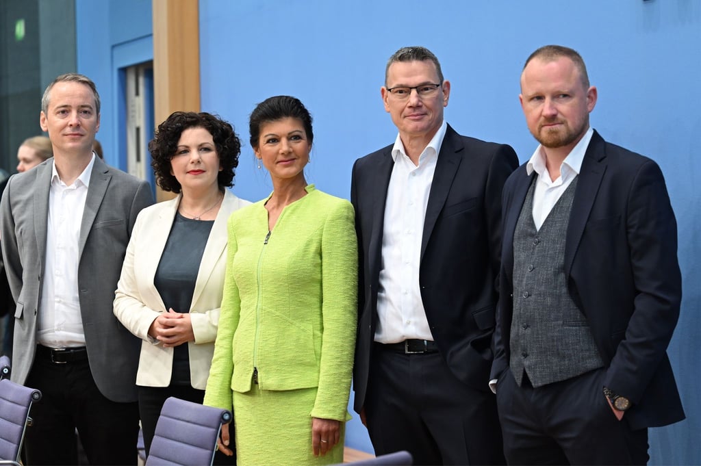 Die Vorstandsmitglieder des Vereins „Bündnis Sahra Wagenknecht - Für Vernunft und Gerechtigkeit“: Lukas Schön (l-r), Amira Mohamed Ali, Sarah Wagenknecht, Ralf Suikat und Christian Leye.