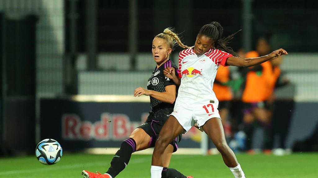 Bayern-Nationalspielerin Giulia Gwinn (l.) im Duell mit RB-Neuzugang Lydia Andrade.