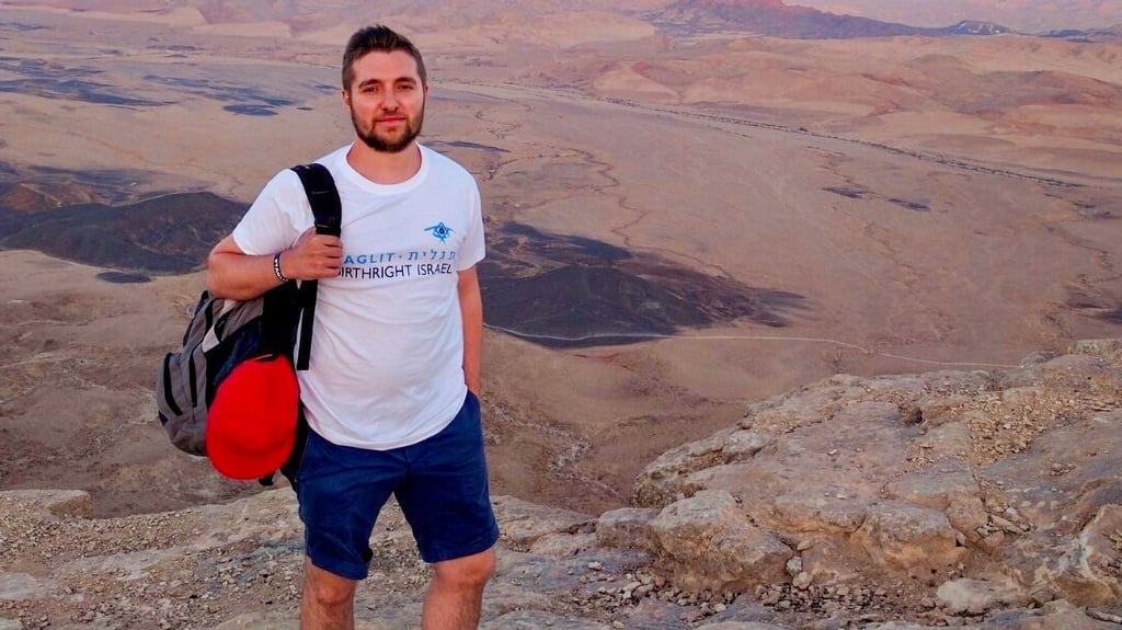 Igor Matviyets bei einem Besuch in der Wüste Negev in Israel. Wann er seine Familie dort wieder besuchen kann, weiß derzeit keiner.