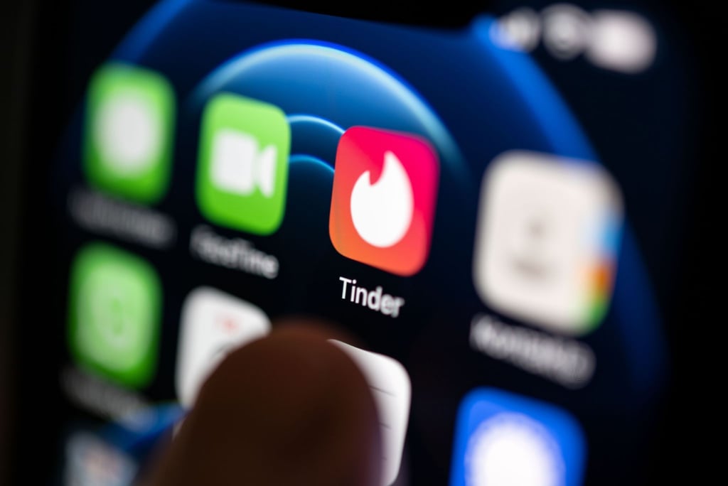 Mit dem „Tinder Matchmaker“ können Freunde und Familienmitglieder jetzt Profile von potentiellen Kandidaten oder Kandidatinnen anschauen und weiterempfehlen.