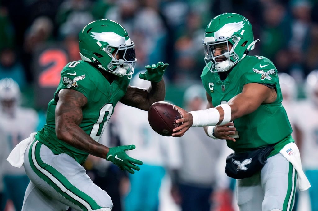 Philadelphias Quarterback Jalen Hurts übergibt den Football an D'Andre Swift.