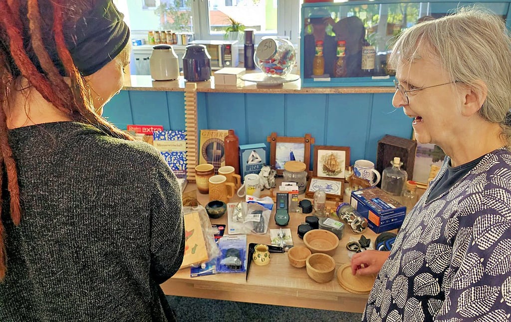 Kathrin Besser (r.) hat verschiedenste Dinge angeboten. Das Geld, das reinkommt, ist für eine Selbsthilfegruppe gedacht.