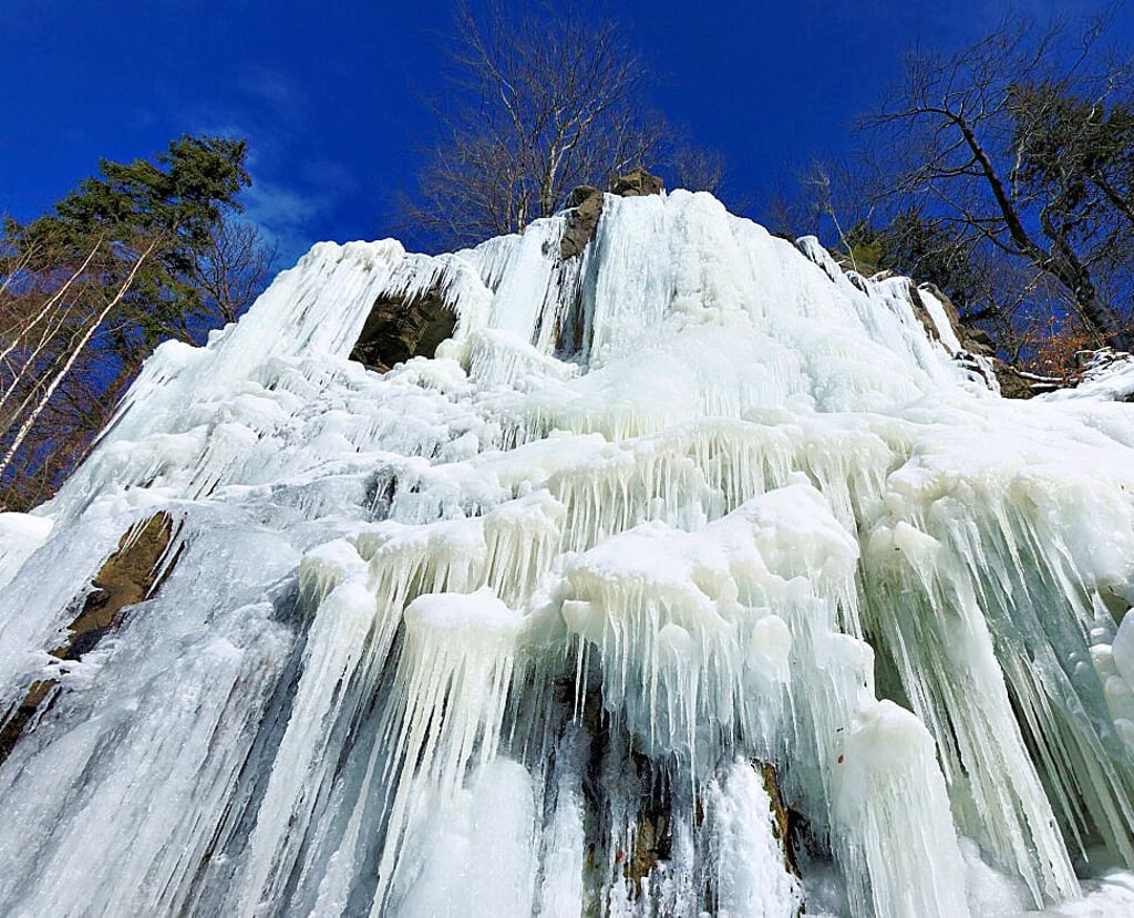 Wasser in gefrorener Form - der Radau-Wasserfall bei Bad Harzburg.