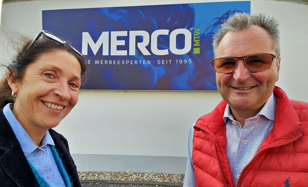 Kathrin Schaper-Thoma (l.) hat die Werbe-Firma Merco in Merseburg von Horst Naumann übernommen.
