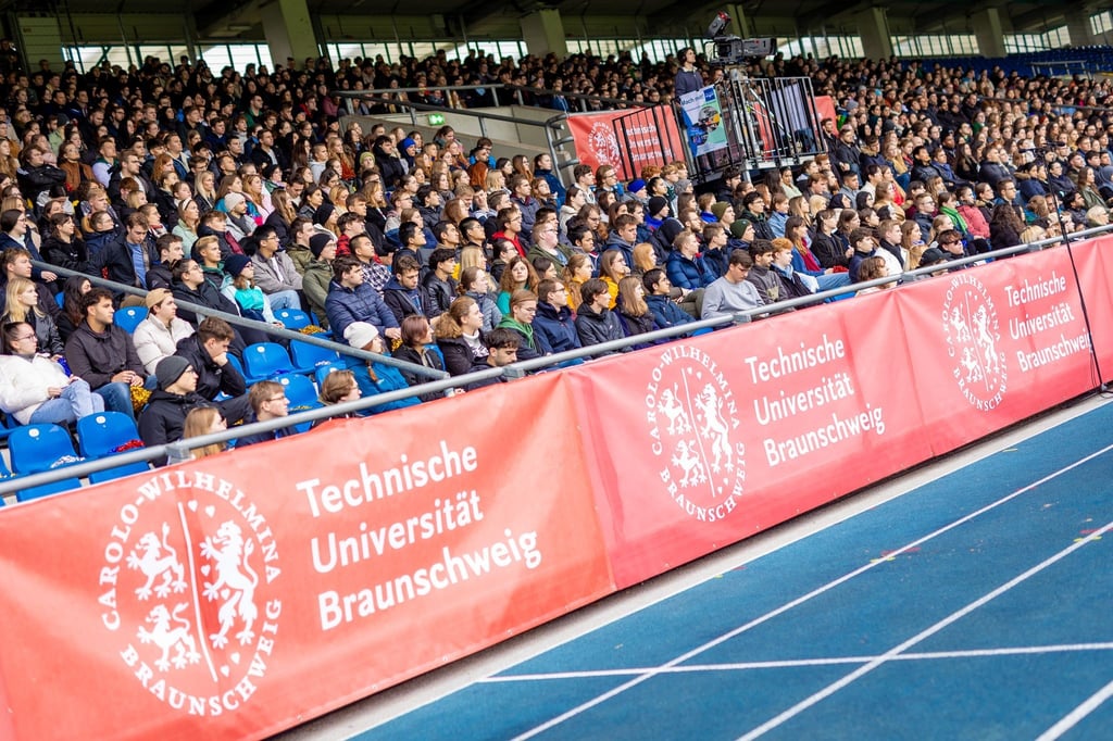 Studierende nehmen im Eintracht-Stadion an der Erstsemesterbegrüßung der TU Braunschweig teil.