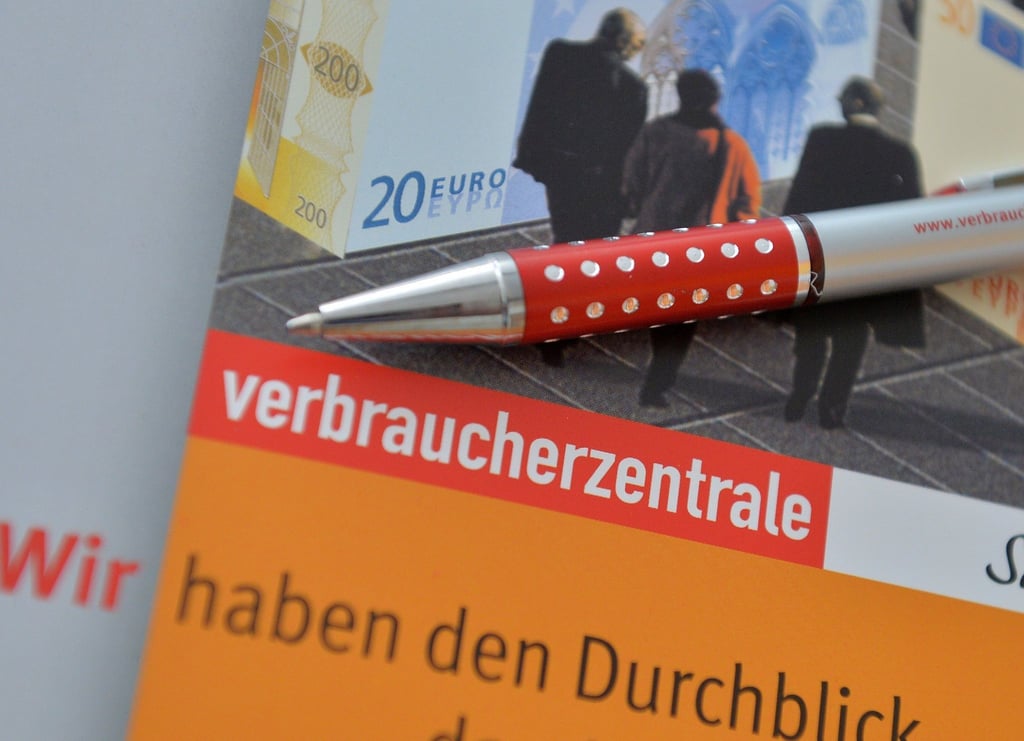 Eine Mappe der Verbraucherzentrale liegt auf einem Tisch.