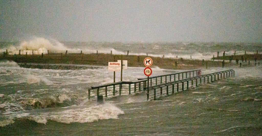 Ein Fußgängerübergang wird während eines Sturms von den Wellen der Nordsee umspült.