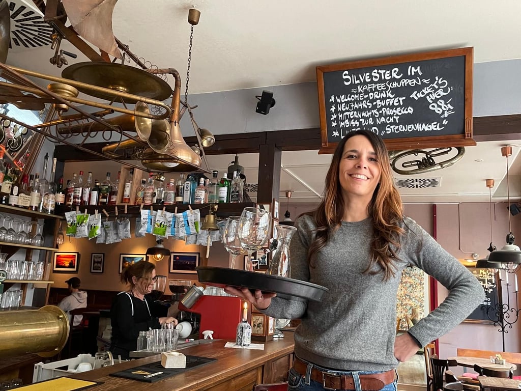 Im Kaffeeschuppen in der Kleinen Uli gibt’s schon Tickets für die Silvesterparty. Sie gehen weg wie die sprichwörtlichen warmen Semmeln.