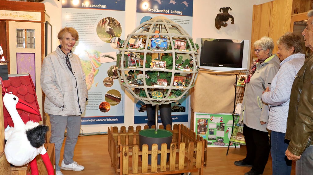 Das von der Loburger Künstlerin Barbara Kupsch erstellte Künstlerprojekt „Unsere Storchenwelt“ wurde am Sonntagvormittag auf dem Storchenhof Loburg feierlich enthüllt.