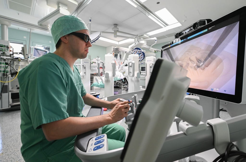 Ein Operateur demonstriert die Arbeit am Steuerpult.